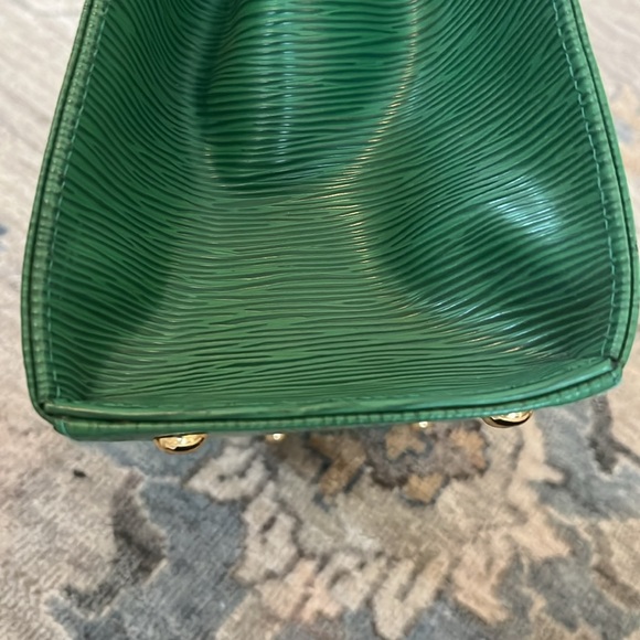 In French style this lovely bag  is in excellent condition with minor wear. - Picture 15 of 16